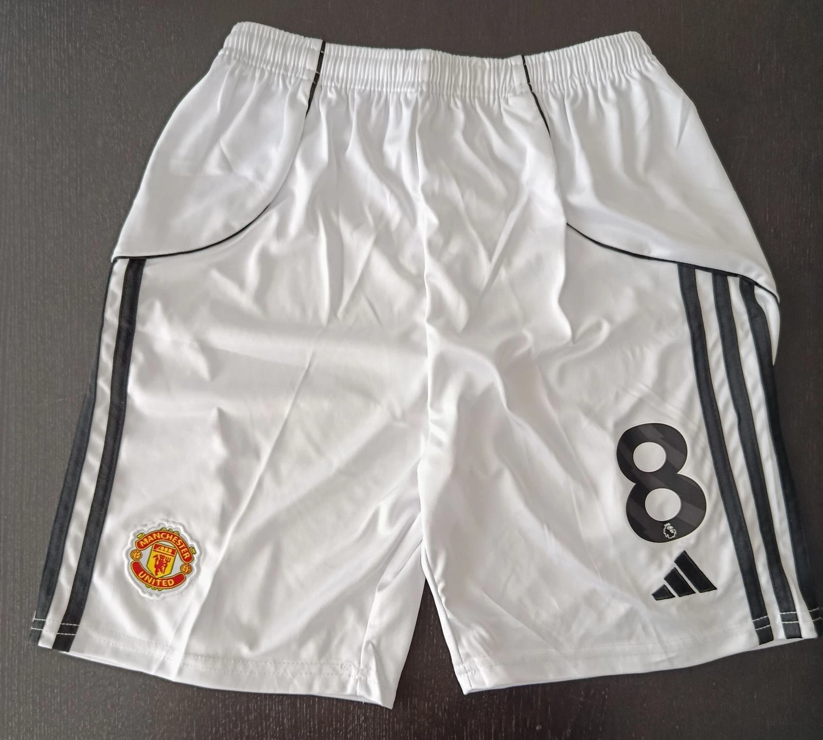 Calções de criança do Manchester United, tamanho 12/13 anos, com o número 8